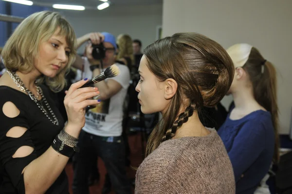 MOSCOW - MARCH 25: A Model gets ready backstage at the Tegin for Fall Winter 2012 presentation during MBFW on March 25, 2012 in Moscow, Russia — Stock Photo, Image