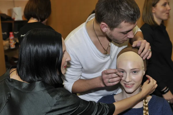 MOSCOW - MARCH 25: A Model gets ready backstage at the Tegin for Fall Winter 2012 presentation during MBFW on March 25, 2012 in Moscow, Russia — Stock Photo, Image