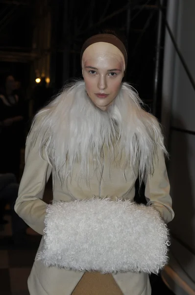 MOSCOW - MARCH 25: A Model gets ready backstage at the Tegin for Fall Winter 2012 presentation during MBFW on March 25, 2012 in Moscow, Russia — Stock Photo, Image