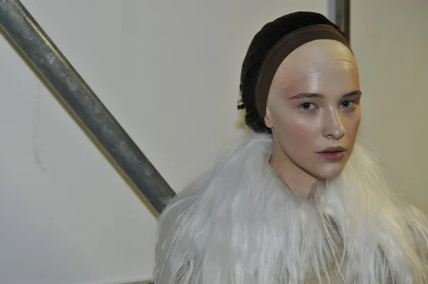 MOSCOW - MARCH 25: A Model gets ready backstage at the Tegin for Fall Winter 2012 presentation during MBFW on March 25, 2012 in Moscow, Russia — Stock Photo, Image