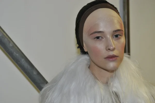 MOSCOU - 25 MARS : Un mannequin se prépare en coulisses à la présentation Tegin pour l'automne hiver 2012 lors de MBFW le 25 mars 2012 à Moscou, Russie — Photo