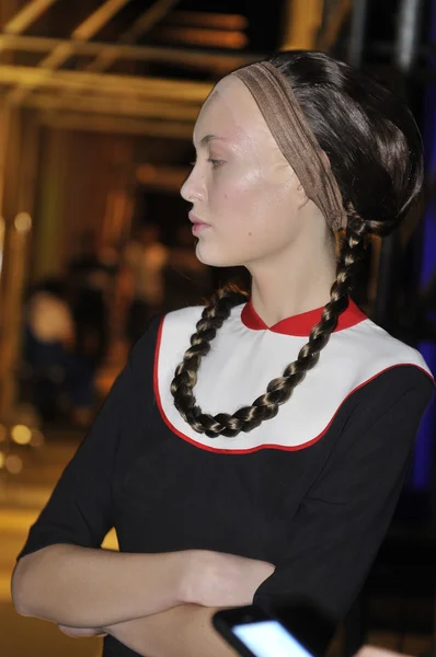 MOSCOW - MARCH 25: A Model gets ready backstage at the Tegin for Fall Winter 2012 presentation during MBFW on March 25, 2012 in Moscow, Russia — Stock Photo, Image