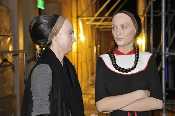 Moskau - 25. März: ein Model bereitet sich backstage auf der tegin für die Präsentation im Herbst Winter 2012 während der mbfw am 25. März 2012 in moskau, Russland vor — Stockfoto