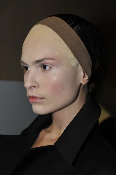 MOSCOU - 25 MARS : Un mannequin se prépare en coulisses à la présentation Tegin pour l'automne hiver 2012 lors de MBFW le 25 mars 2012 à Moscou, Russie — Photo