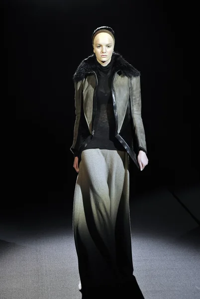 MOSCOW - MARÇO 25: Um modelo caminha pista no Tegin para Outono Inverno 2012 apresentação durante MBFW em março 25, 2012 em Moscou, Rússia — Fotografia de Stock