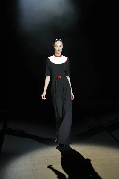 MOSCOW - MARÇO 25: Um modelo caminha pista no Tegin para Outono Inverno 2012 apresentação durante MBFW em março 25, 2012 em Moscou, Rússia — Fotografia de Stock