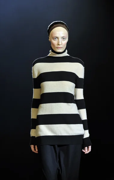 MOSCOW - MARCH 25: A Model walks runway at the Tegin for Fall Winter 2012 presentation during MBFW on March 25, 2012 in Moscow, Russia — Stock Photo, Image