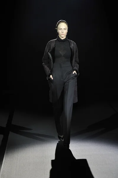 MOSCOW - MARÇO 25: Um modelo caminha pista no Tegin para Outono Inverno 2012 apresentação durante MBFW em março 25, 2012 em Moscou, Rússia — Fotografia de Stock