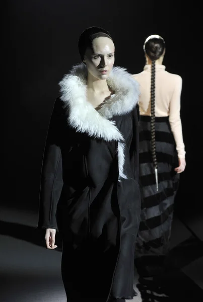 MOSCOW - MARCH 25: A Model walks runway at the Tegin for Fall Winter 2012 presentation during MBFW on March 25, 2012 in Moscow, Russia — Stock Photo, Image