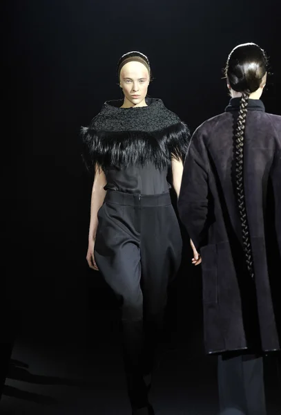 モスクワ - 3 月 25 日: モデルは秋 2012 年冬プレゼンテーション 2012 年 3 月 25 日、モスクワ、ロシアの mbfw 中の tegin の滑走路を歩く — ストック写真