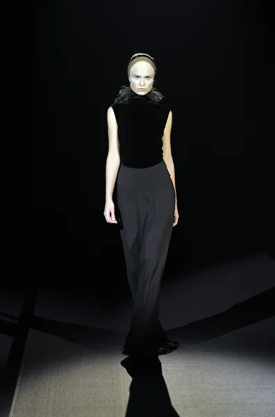 モスクワ - 3 月 25 日: モデルは秋 2012 年冬プレゼンテーション 2012 年 3 月 25 日、モスクワ、ロシアの mbfw 中の tegin の滑走路を歩く — ストック写真