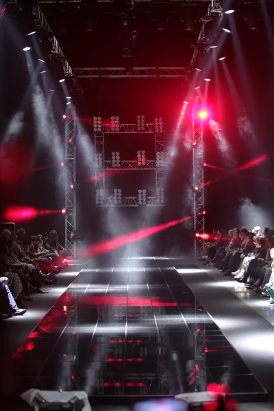 MOSCOW - ABRIL 08: Luzes criativas na pista do inverno da queda de Dmitri Loginov 2012 durante a Volvo Fashion Week em 08 de abril de 2012 em Moscou, Rússia — Fotografia de Stock