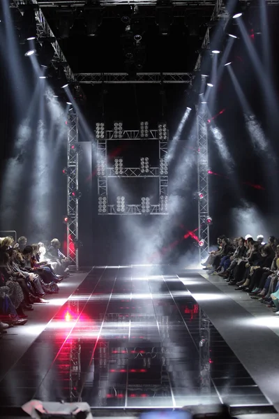 Moskova - Nisan 08: Yaratıcı ışıkları pist üzerinde 08 Nisan 2012 Volvo moda haftasında Dmitri Loginov sonbahar kış 2012 pist tanıtımı, Moskova, Rusya