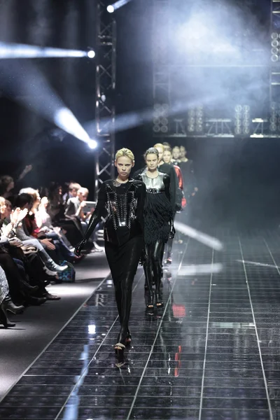 MOSCOW - APRIL 08: A Models walk runway at the Dmitri Loginov Fall Winter 2012 runway presentation during Volvo Fashion Week on April 08, 2012 in Moscow, Russia — Stock Photo, Image