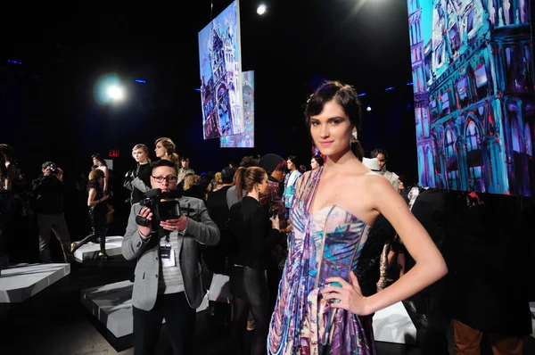 NEW YORK - FEBRUARY 10: Models pose at Katya Leonovich Fall Winter 2012 presentation at Box in Lincoln Center during New York Fashion Week on February 15, 2012 in New York — Stock Photo, Image