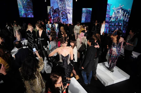 New York - 10 lutego: Modele stwarzają na Katya leonovich zimowa 2012 prezentacja na polu w Lincoln Center w nowych York Fashion Week w dniu 15 lutego 2012 roku w Nowym Jorku — Zdjęcie stockowe