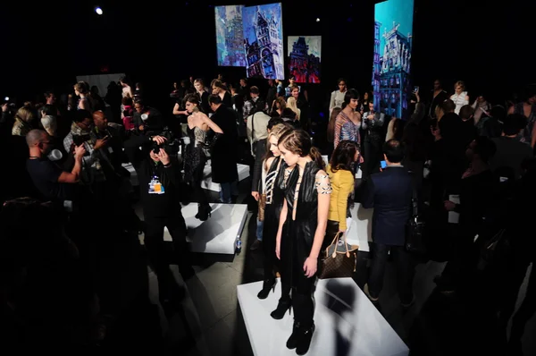 New York - 10 lutego: Modele stwarzają na Katya leonovich zimowa 2012 prezentacja na polu w Lincoln Center w nowych York Fashion Week w dniu 15 lutego 2012 roku w Nowym Jorku — Zdjęcie stockowe