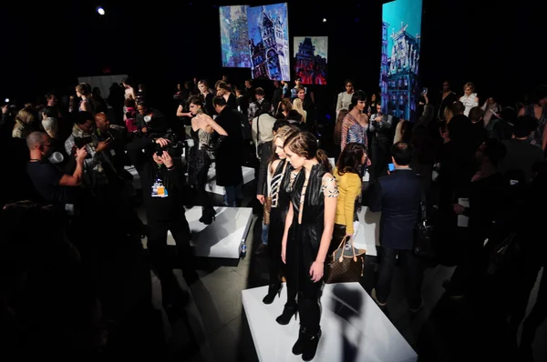 NEW YORK - FEBRUARY 10: Models pose at Katya Leonovich Fall Winter 2012 presentation at Box in Lincoln Center during New York Fashion Week on February 15, 2012 in New York — Stock Photo, Image