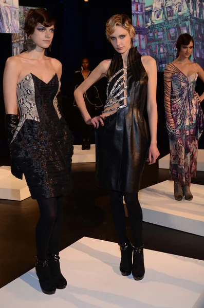 뉴욕-2 월 10 일: 카탸 leonovich에서 모델 포즈가을 겨울 2012 프레 젠 테이 션 상자 링컨 센터에서 2012 년 2 월 15 일에 뉴욕 패션 위 크 기간 동안 뉴욕에서 — 스톡 사진