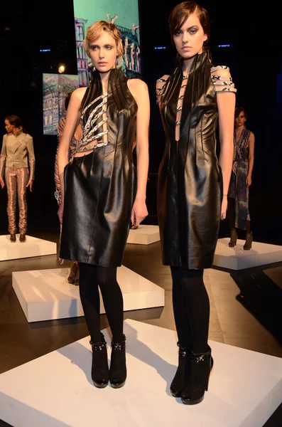 НЬЮ-ЙОРК - 10 февраля: Модели позируют на презентации Кати Леонович осенью 2012 года в Бокс-центре Линкольн во время Нью-Йоркской недели моды 15 февраля 2012 года в Нью-Йорке — стоковое фото