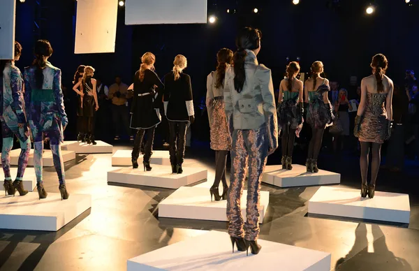 New york - februar 10: models posieren bei katya leonovich herbst winter 2012 präsentation bei box in lincoln center während der new york fashion week am februar 15, 2012 in new york — Stockfoto