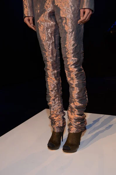 NEW YORK - FEBRUARY 10: Model poses at Katya Leonovich Fall Winter 2012 presentation at Box in Lincoln Center during New York Fashion Week on February 15, 2012 in New York — Stock Photo, Image