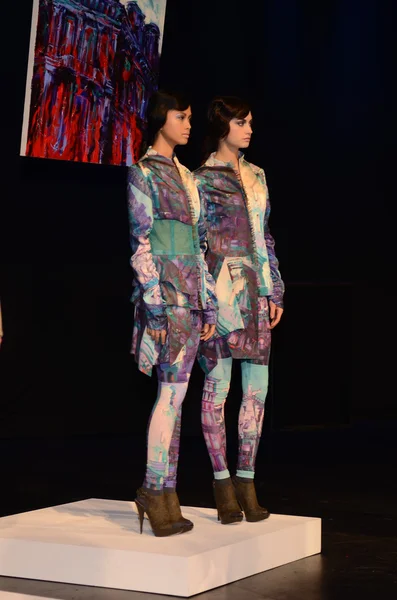 НЬЮ-ЙОРК - 10 февраля: Модели позируют на презентации Кати Леонович осенью 2012 года в Бокс-центре Линкольн во время Нью-Йоркской недели моды 15 февраля 2012 года в Нью-Йорке — стоковое фото