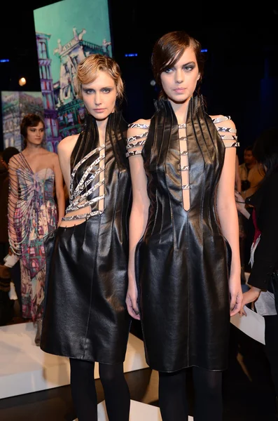 NEW YORK - FEBRUARY 10: Models pose at Katya Leonovich Fall Winter 2012 presentation at Box in Lincoln Center during New York Fashion Week on February 15, 2012 in New York — Stock Photo, Image