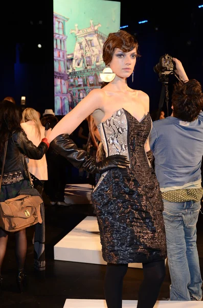 New york - február 10-én: modell pózok katya leonovich a tartoznak téli 2012 bemutatás-on doboz-ban lincoln center során new york fashion week-február 15, 2012 new York-i — Stock Fotó