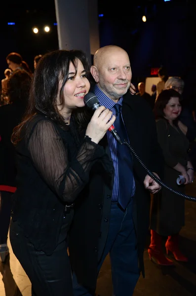 New york - 10. februar: designerin katya leonovich (l) bei ihrer präsentation katya leonovich fall winter 2012 in box im lincoln center während der new york fashion week am 15. februar 2012 in new york — Stockfoto