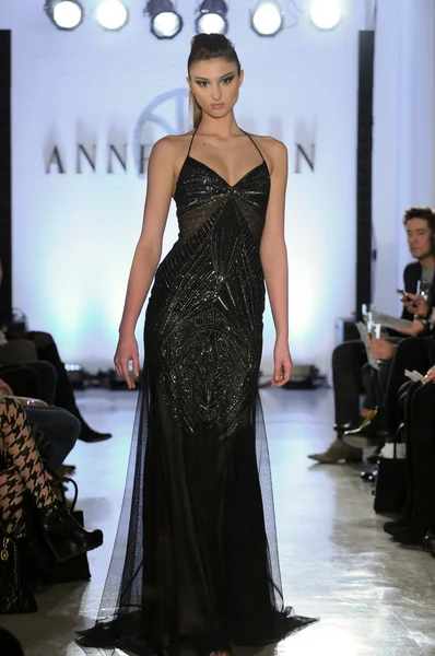 NEW YORK - FEBRUARY 11: A Model walks runway at Anne Bowen Fall Winter 2012 collection show at 25 CPW Gallery during New York Fashion Week on February 11, 2012 in NY — Stock Photo, Image