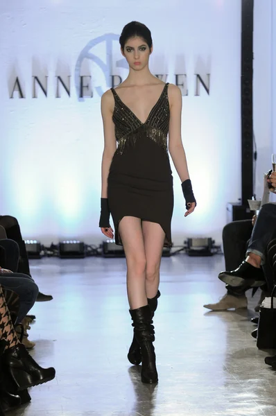 NEW YORK - 11 FEBBRAIO: Una modella cammina in passerella alla sfilata della collezione Anne Bowen Autunno Inverno 2012 alla 25 CPW Gallery durante la New York Fashion Week l '11 febbraio 2012 a NY — Foto Stock