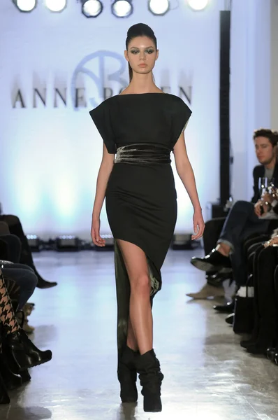 NEW YORK - FEBRUARY 11: A Model walks runway at Anne Bowen Fall Winter 2012 collection show at 25 CPW Gallery during New York Fashion Week on February 11, 2012 in NY — Stock Photo, Image