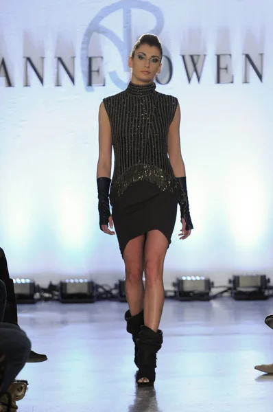 New york - 11 februari: een model wandelingen landingsbaan op anne bowen vallen winter 2012 collectie show op 25 cpw galerij tijdens new york fashionweek op 11 februari 2012 in ny — Stockfoto