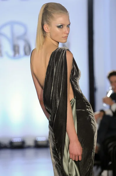 NUEVA YORK - 11 DE FEBRERO: Una modelo camina por la pasarela en Anne Bowen Otoño Invierno 2012 exposición de la colección en 25 CPW Gallery durante la Semana de la Moda de Nueva York el 11 de febrero de 2012 en Nueva York —  Fotos de Stock