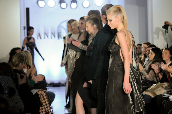 НЬЮ-ЙОРК - 11 февраля: Модели прогуливаются по подиуму на выставке Anne Bowen Fall Winter 2012 в галерее 25 CPW во время Недели Моды в Нью-Йорке 11 февраля 2012 года
