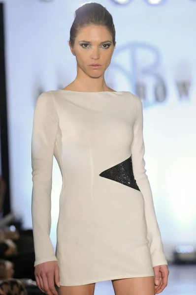 NOVA IORQUE - FEVEREIRO 11: Um modelo caminha pista na Anne Bowen Outono Inverno 2012 coleção show na 25 CPW Galeria durante New York Fashion Week em fevereiro 11, 2012 em NY — Fotografia de Stock