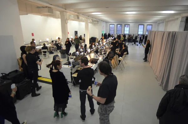 NUEVA YORK - 11 DE FEBRERO: Un interior entre bastidores antes de la presentación de Sally La Pointe Otoño Invierno 2012 en el Centro 548 durante la Semana de la Moda de Nueva York el 11 de febrero de 2012 en Nueva York — Foto de Stock