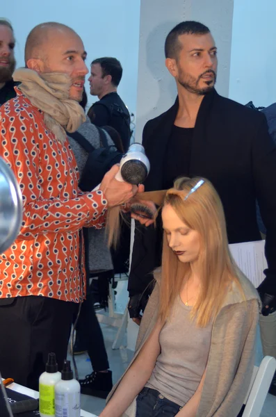 New york - februar 11: ein model, das backstage fertig wird, bevor sally la pointe herbst winter 2012 präsentation im zentrum 548 während der new york fashion week am februar 11, 2012 in ny — Stockfoto