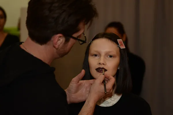 NUEVA YORK - 11 DE FEBRERO: Una modelo preparándose entre bastidores antes de la presentación de Sally La Pointe Otoño Invierno 2012 en el Centro 548 durante la Semana de la Moda de Nueva York el 11 de febrero de 2012 en Nueva York —  Fotos de Stock