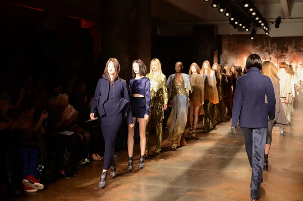 NEW YORK - FEBRUARY 11: Models walks runway finale for Sally La Pointe Fall Winter 2012 presentation in Center 548 during New York Fashion Week on February 11, 2012 — Stock Photo, Image