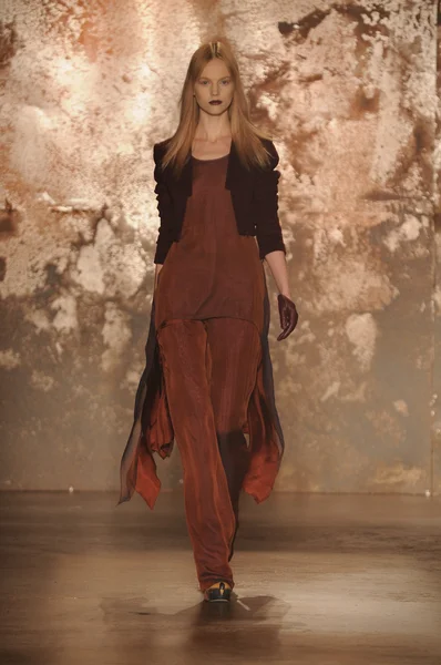 НЬЮ-ЙОРК - 11 февраля: Модель идет подиум для Салли Ла Пуант осенью 2012 года презентации в центре 548 во время Нью-Йоркской недели моды 11 февраля 2012 года в Нью-Йорке — стоковое фото