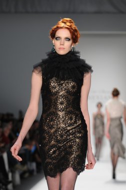 New York - 11 Şubat: A Model yürür pist Lincoln Center'da Venexiana sonbahar kış 2012 koleksiyonu gösterisi sırasında New York Moda Haftası 11 Şubat 2012 NY