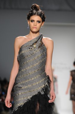 New York - 11 Şubat: A Model yürür pist Lincoln Center'da Venexiana sonbahar kış 2012 koleksiyonu gösterisi sırasında New York Moda Haftası 11 Şubat 2012 NY