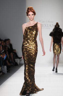 New York - 11 Şubat: A Model yürür pist Lincoln Center'da Venexiana sonbahar kış 2012 koleksiyonu gösterisi sırasında New York Moda Haftası 11 Şubat 2012 NY