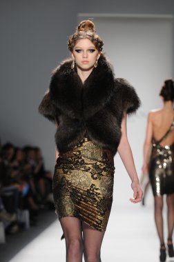 New York - 11 Şubat: A Model yürür pist Lincoln Center'da Venexiana sonbahar kış 2012 koleksiyonu gösterisi sırasında New York Moda Haftası 11 Şubat 2012 NY