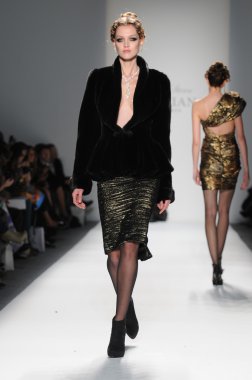 New York - 11 Şubat: A Model yürür pist Lincoln Center'da Venexiana sonbahar kış 2012 koleksiyonu gösterisi sırasında New York Moda Haftası 11 Şubat 2012 NY