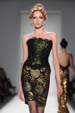 New York - 11 Şubat: A Model yürür pist Lincoln Center'da Venexiana sonbahar kış 2012 koleksiyonu gösterisi sırasında New York Moda Haftası 11 Şubat 2012 NY