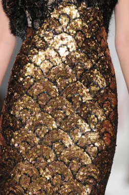 New York - 11 Şubat: A Model yürür pist Lincoln Center'da Venexiana sonbahar kış 2012 koleksiyonu gösterisi sırasında New York Moda Haftası 11 Şubat 2012 NY