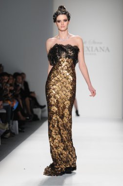 New York - 11 Şubat: A Model yürür pist Lincoln Center'da Venexiana sonbahar kış 2012 koleksiyonu gösterisi sırasında New York Moda Haftası 11 Şubat 2012 NY